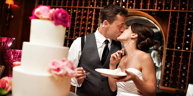 Mladenci režu tortu na vjenčanju uz romantični poljubac