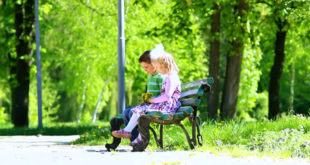 Djeca na klupici uživaju u proljeću