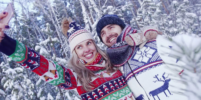 Sretan par u snijegu snima selfie