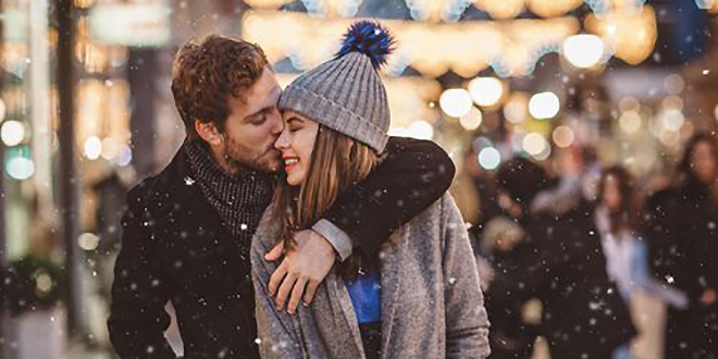 Zaljubljeni par u zimi uz zagrljaj