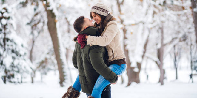 Sretan ljubavni par u zimi