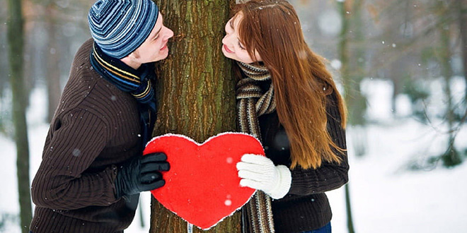 Romantični par po zimi za Valentinovo